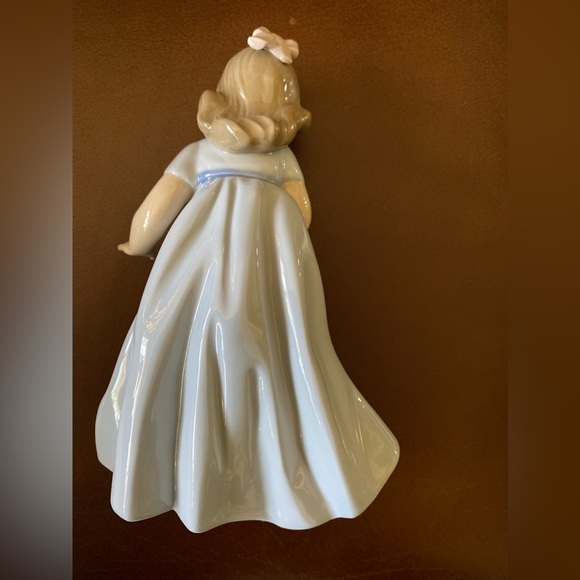 GIRL WITH PUPPY NAO BY LLADRO - Picture 4 of 7